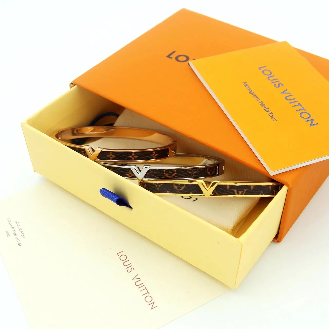 Louis Vuitton V Collection Monogram Canvas e Braceletes Bangle em tom dourado 8