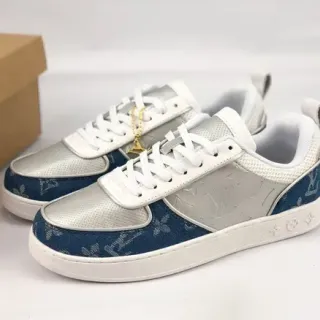 Louis Vuitton Zapatillas lifestyle blancas y azules de bajo corte con monograma textil