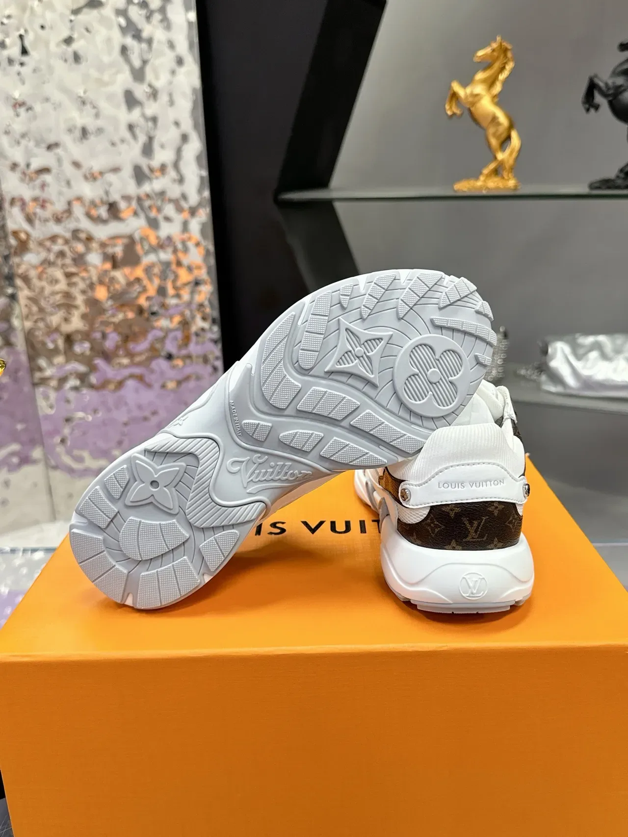 Louis Vuitton Blanc et Marron Chunky Midsole Mesh et Monogram Leather Overlay Lifestyle Sneakers 2