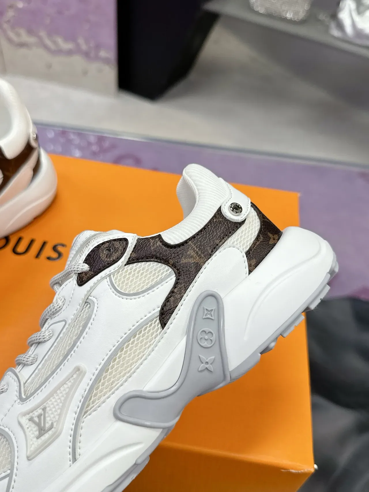 Louis Vuitton Blanc et Marron Chunky Midsole Mesh et Monogram Leather Overlay Lifestyle Sneakers 3