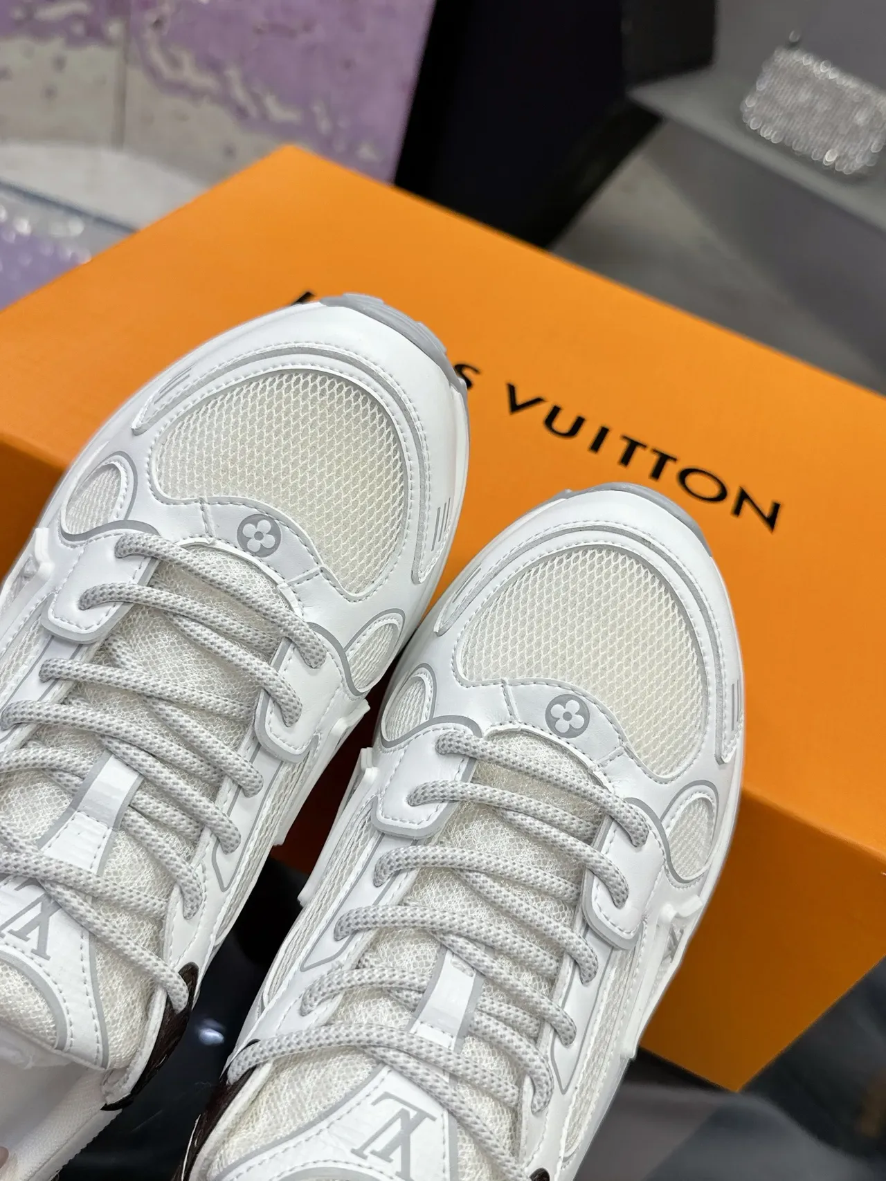 Louis Vuitton Blanc et Marron Chunky Midsole Mesh et Monogram Leather Overlay Lifestyle Sneakers 4