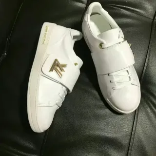 Louis Vuitton Zapatillas Lifestyle de Cuero Blanco y Dorado con Correa LV Monogram