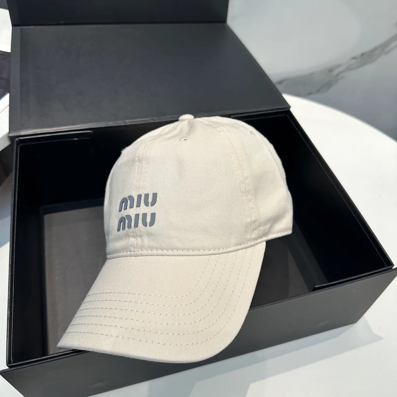 Miu Miu Casquette de Baseball Beige avec Logo Brodé 3