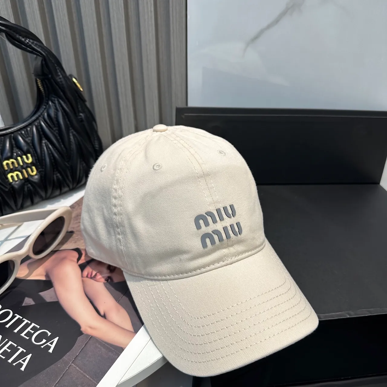 Miu Miu Casquette de Baseball Beige avec Logo Brodé 4