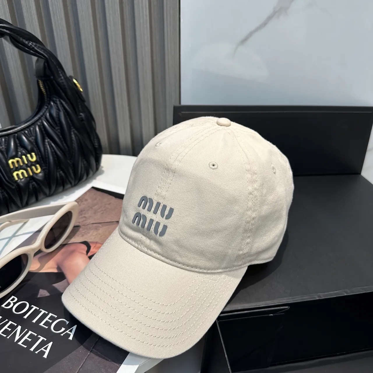 Miu Miu Casquette de Baseball Beige avec Logo Brodé 5