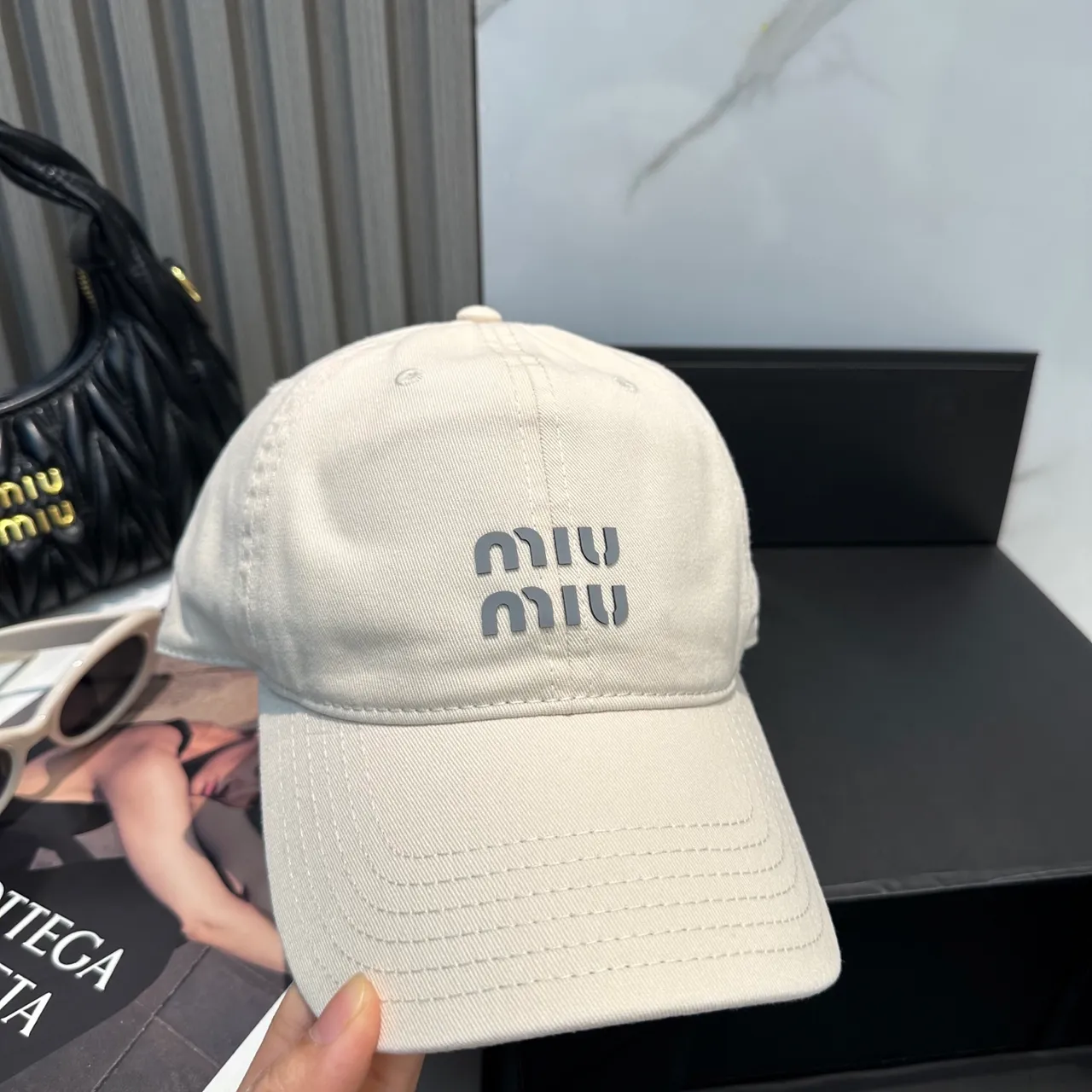 Miu Miu Casquette de Baseball Beige avec Logo Brodé 6