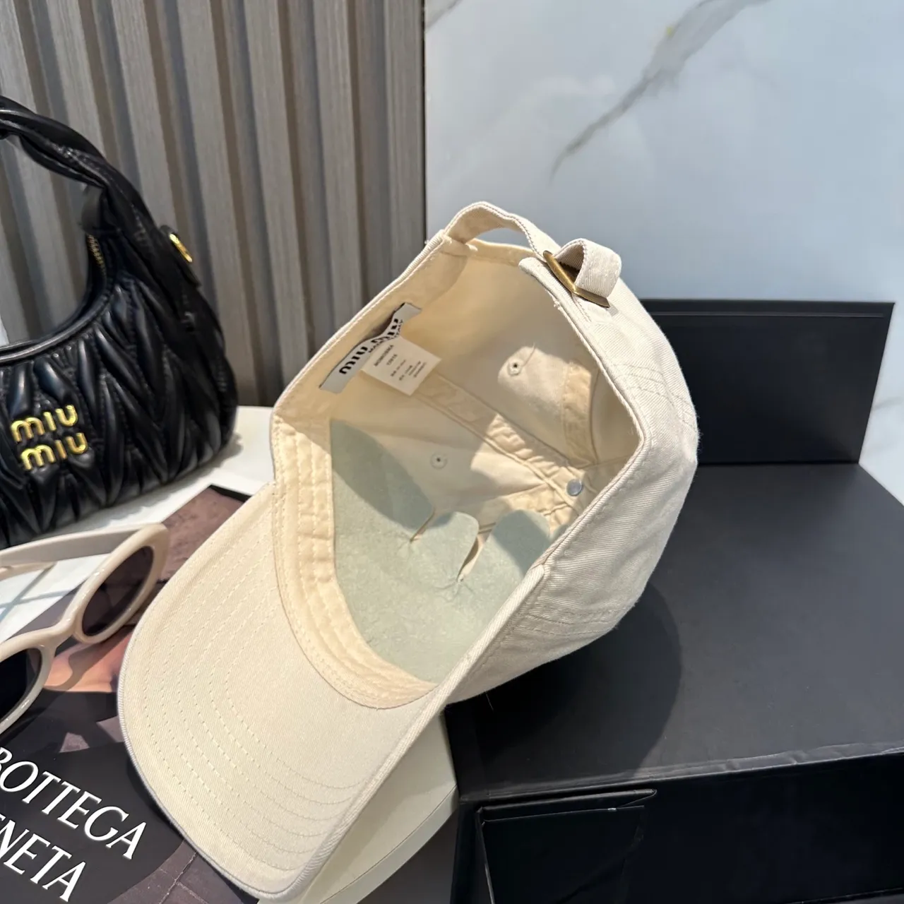 Miu Miu Casquette de Baseball Beige avec Logo Brodé 7