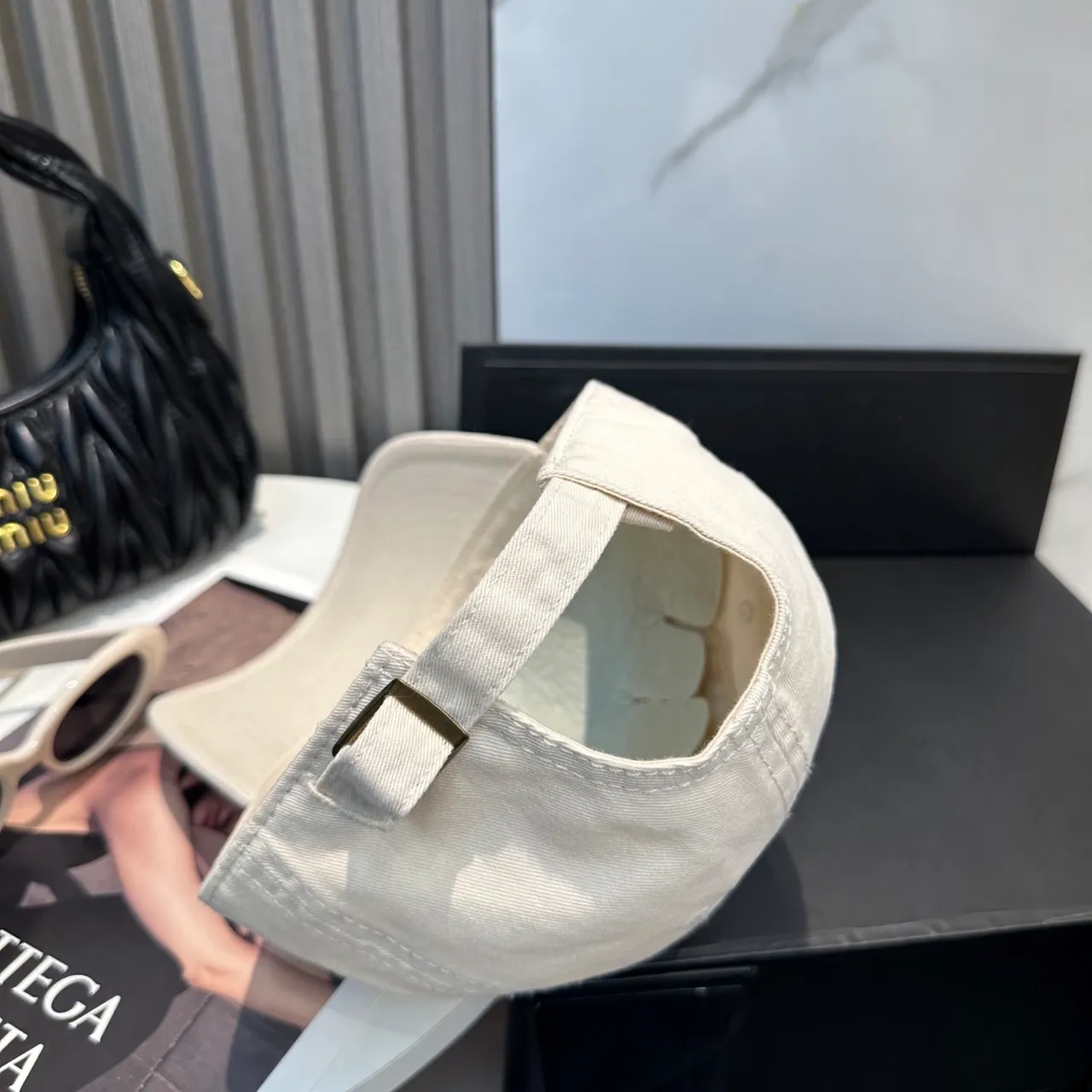 Miu Miu Casquette de Baseball Beige avec Logo Brodé 8