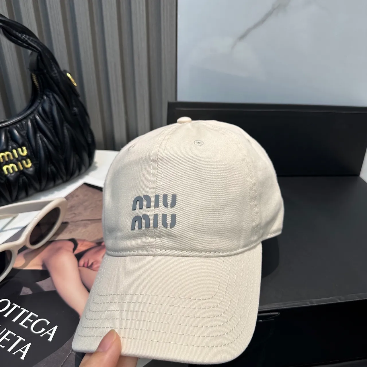 Miu Miu Casquette de Baseball Beige avec Logo Brodé 9