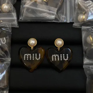 Miu Miu أقراط قلب لؤلؤ خرز شعار