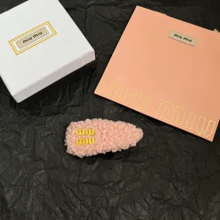 Miu Miu Broche de textura peluda y curva rosa dorada apilada con logo