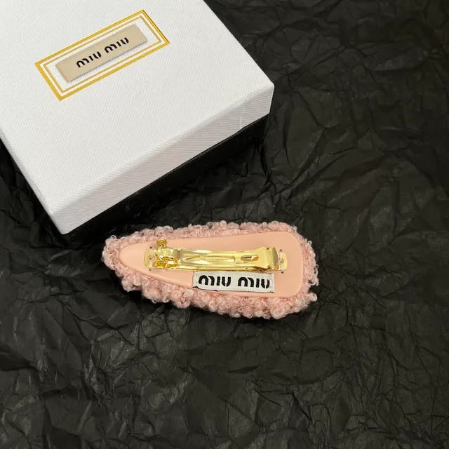 Miu Miu Broche logo empilée texture bouclée dorée rose duveteuse 2