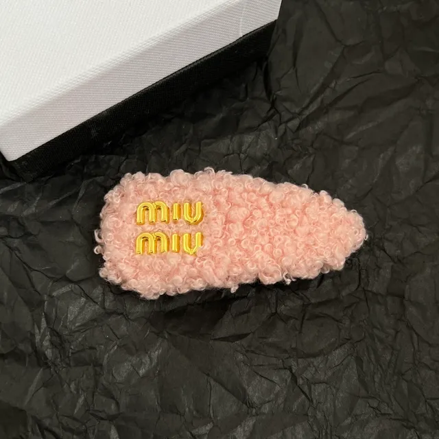 Miu Miu Broche logo empilée texture bouclée dorée rose duveteuse 3