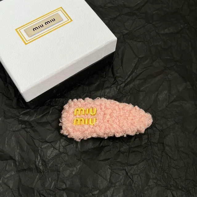 Miu Miu Broche logo empilée texture bouclée dorée rose duveteuse 4