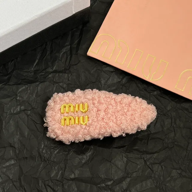 Miu Miu Broche logo empilée texture bouclée dorée rose duveteuse 5