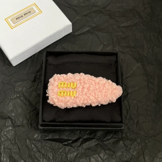 Miu Miu Broche logo empilée texture bouclée dorée rose duveteuse 6