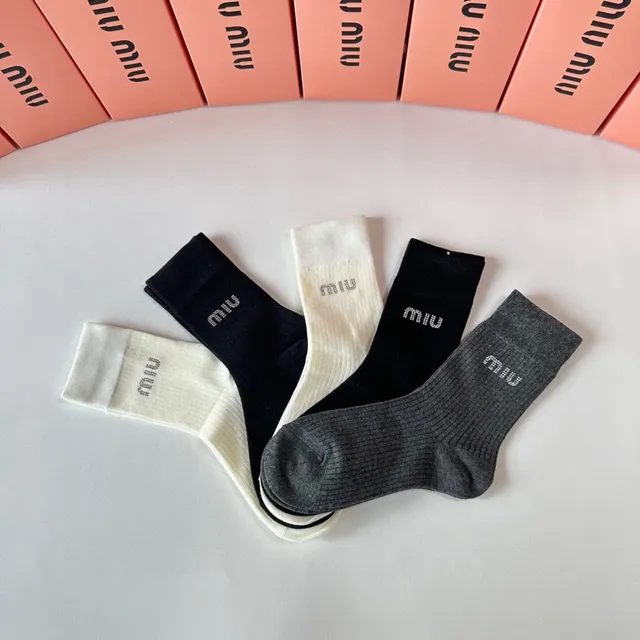 Miu Miu Chaussettes en maille ribbelée avec logo Crew 5