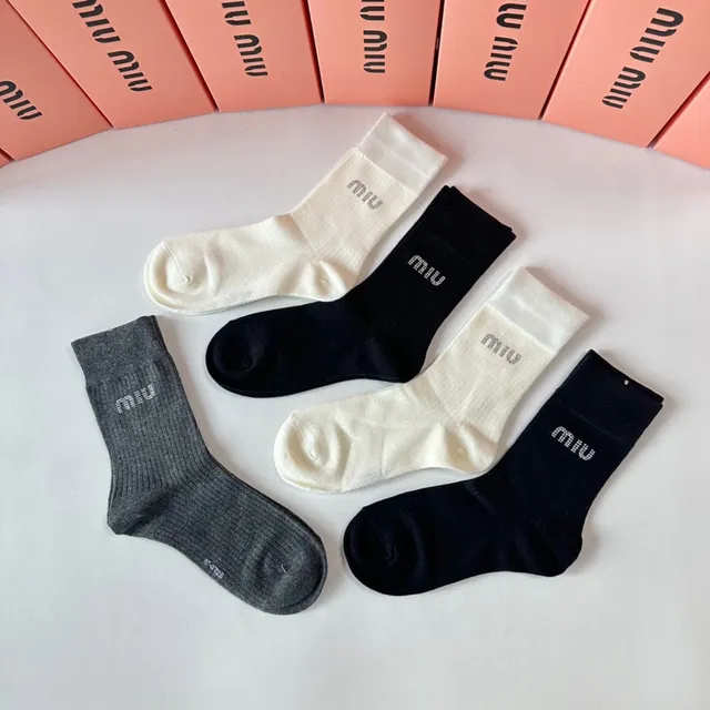Miu Miu Chaussettes en maille ribbelée avec logo Crew 7