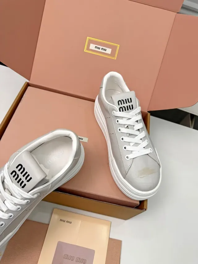 Miu Miu Wander gris blanc low-top semelle plateforme sneakers lifestyle 2