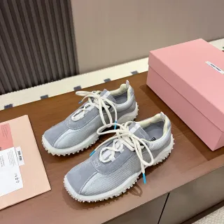 Miu Miu Wander zapatillas lifestyle gris claro