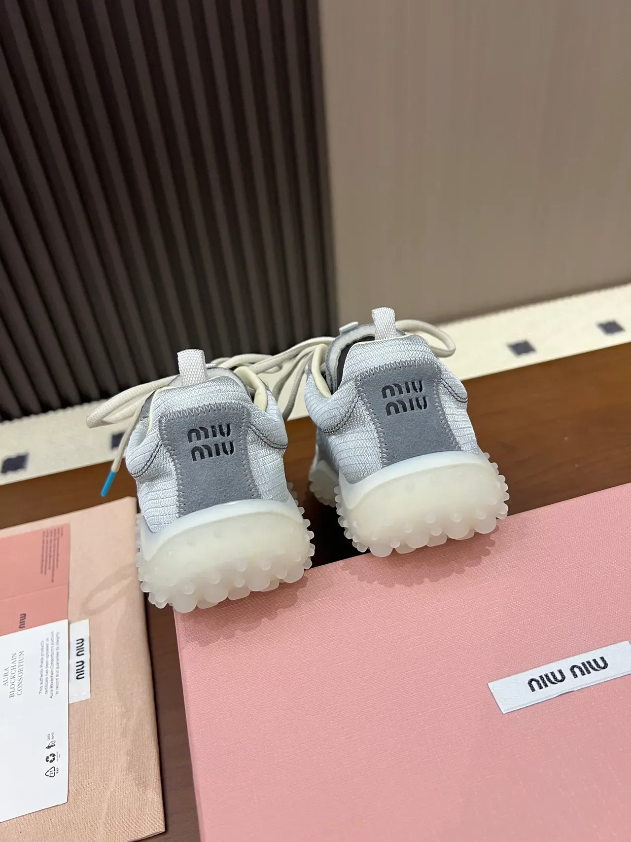 Miu Miu Wander sneakers lifestyle gris clair 2
