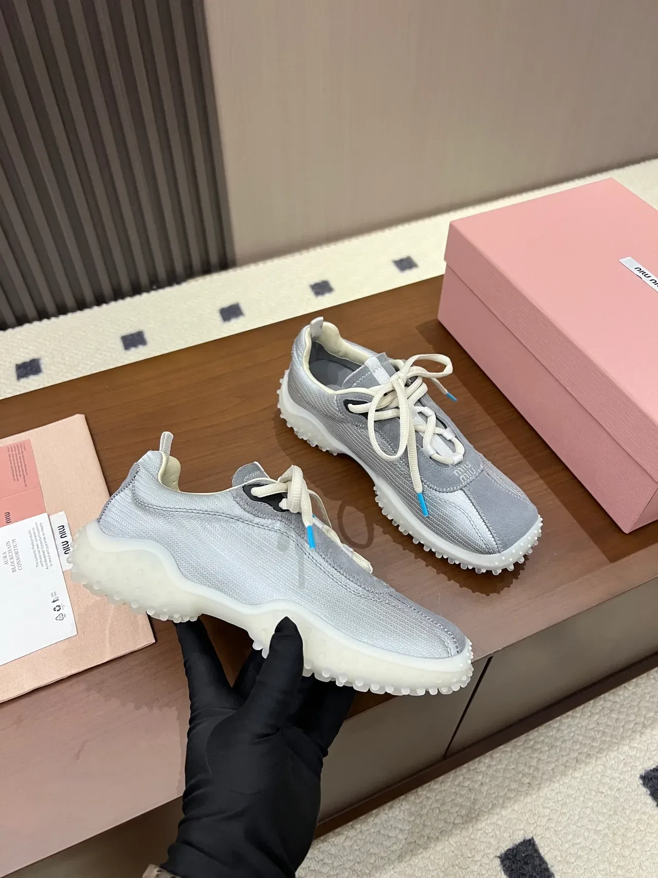 Miu Miu Wander sneakers lifestyle gris clair 3