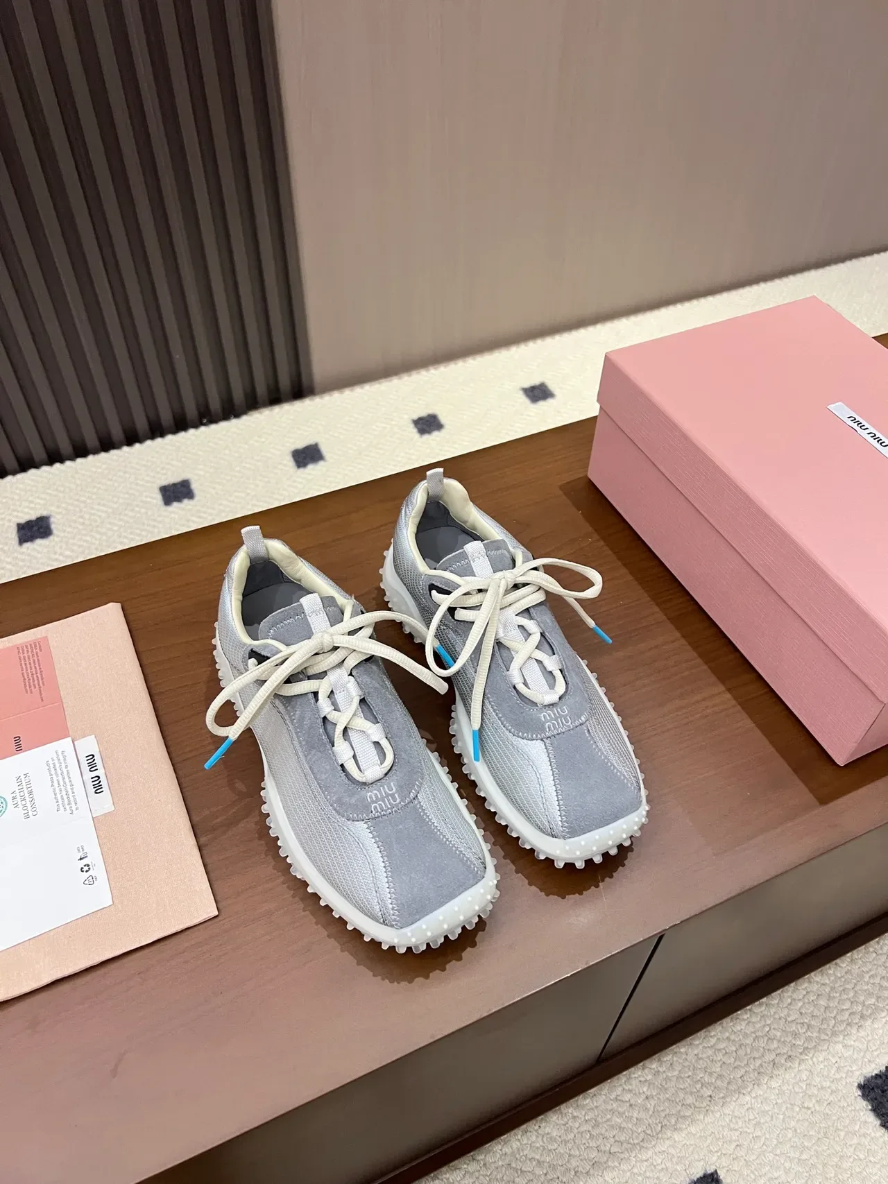 Miu Miu Wander sneakers lifestyle gris clair 4