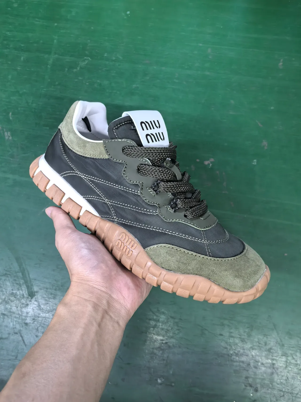 Miu Miu Wander Verde Oliva e Carvão tênis lifestyle 2