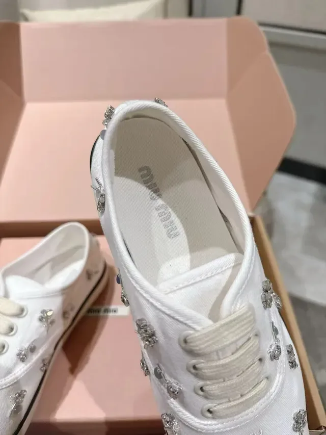 Miu Miu Wander Tênis Canvas Branco e Preto com Aplique Floral de Tachas Metálicas 2