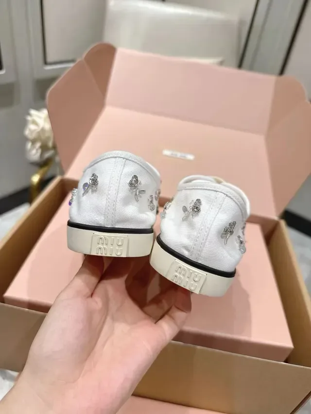 Miu Miu Wander Tênis Canvas Branco e Preto com Aplique Floral de Tachas Metálicas 3