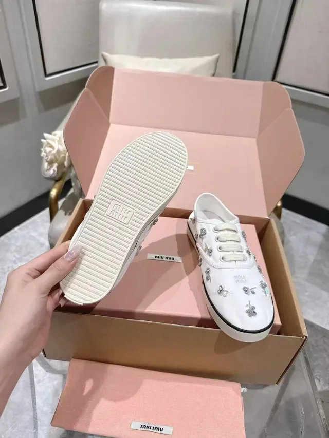 Miu Miu Wander Tênis Canvas Branco e Preto com Aplique Floral de Tachas Metálicas 4