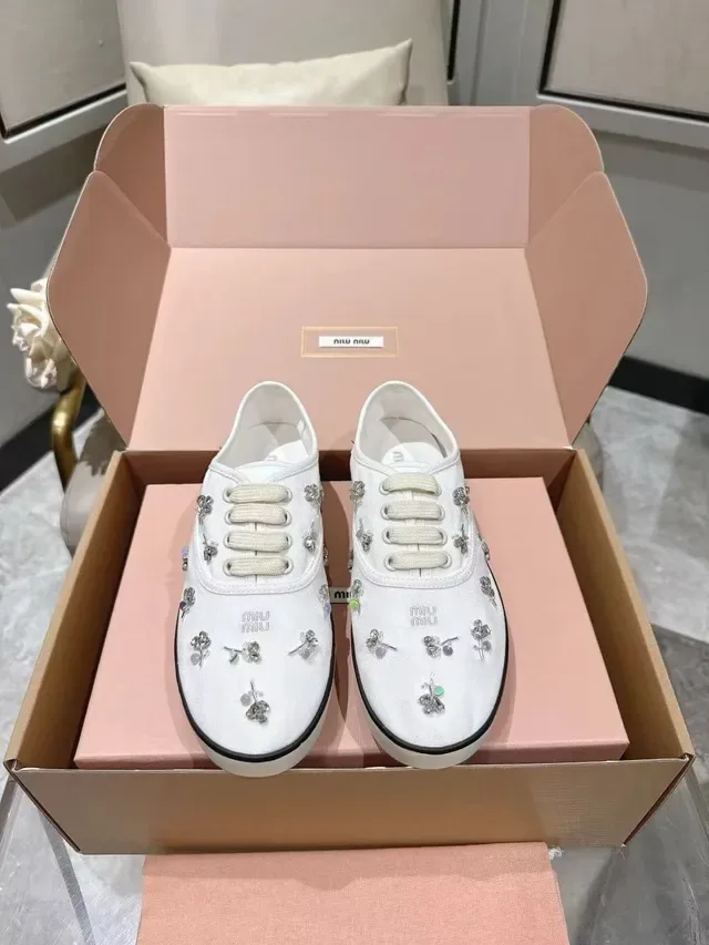 Miu Miu Wander Tênis Canvas Branco e Preto com Aplique Floral de Tachas Metálicas 5