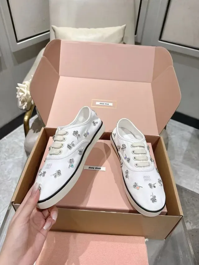 Miu Miu Wander Tênis Canvas Branco e Preto com Aplique Floral de Tachas Metálicas 6