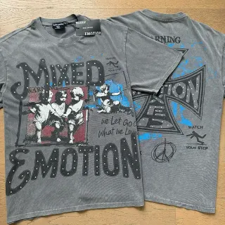 Camiseta gris desgastada con estampado gráfico de emociones mixtas