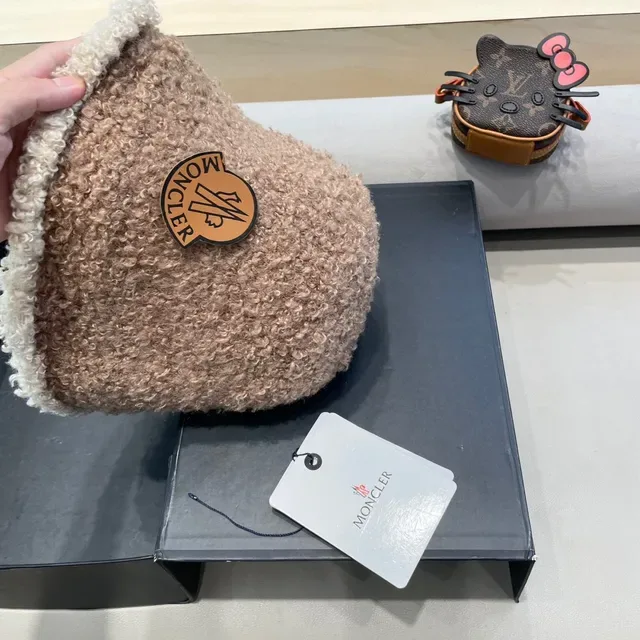 Moncler Beige White Bouclé Shearling Two-Tone Trim Bucket Hat 8