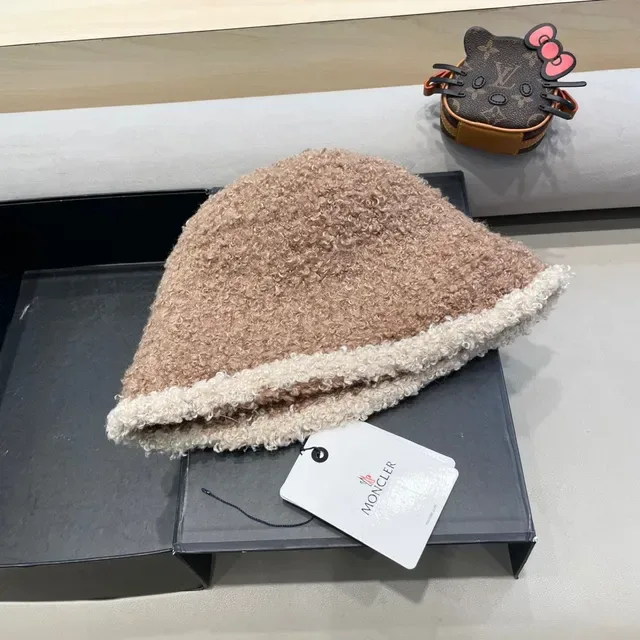 Moncler Beige White Bouclé Shearling Two-Tone Trim Bucket Hat 9