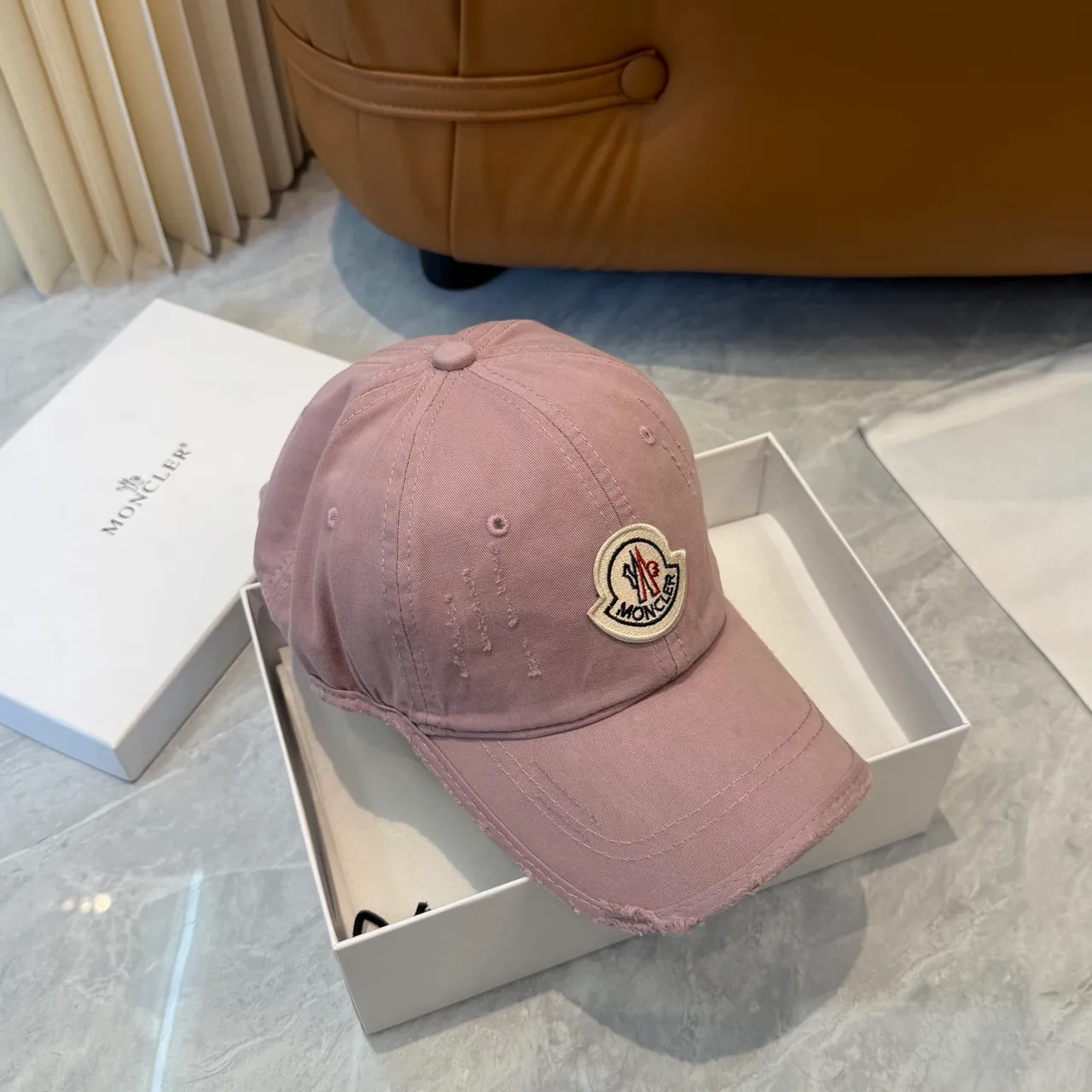Moncler 粉色白色磨损棉布刺绣标志补丁棒球帽 3