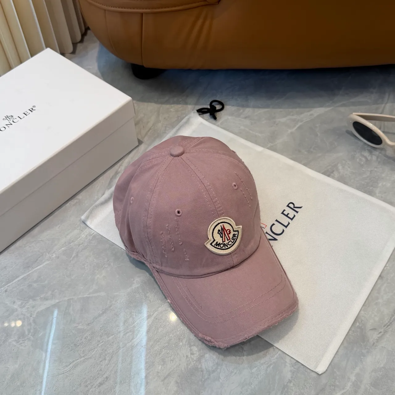 Moncler 粉色白色磨损棉布刺绣标志补丁棒球帽 4