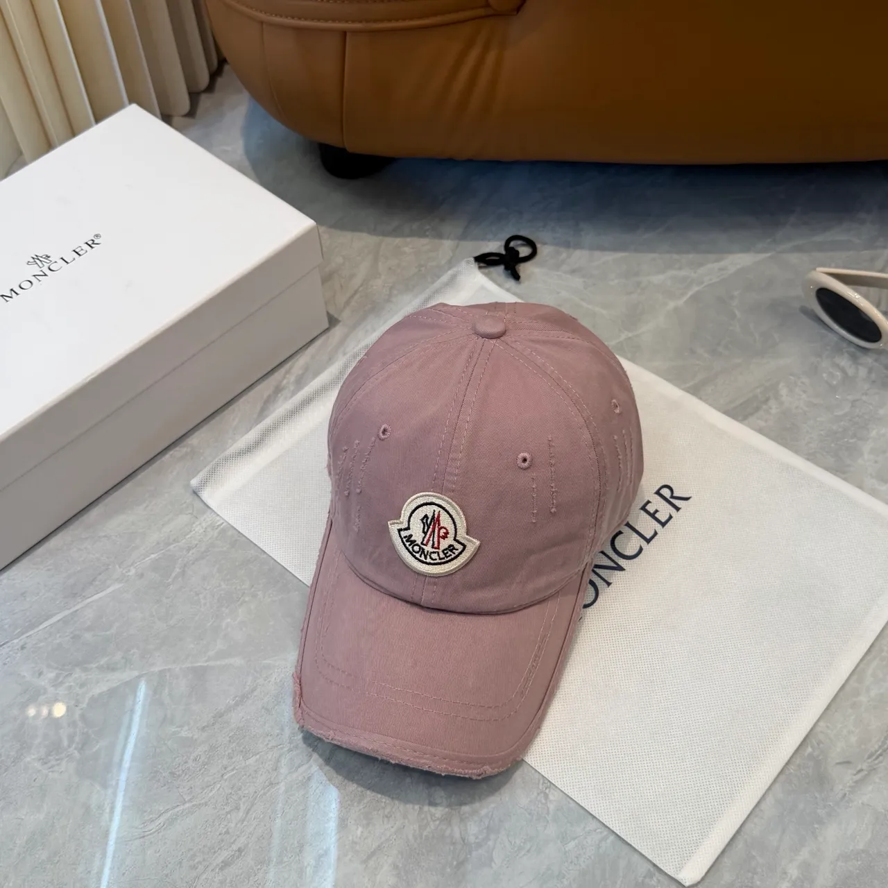 Moncler 粉色白色磨损棉布刺绣标志补丁棒球帽 5