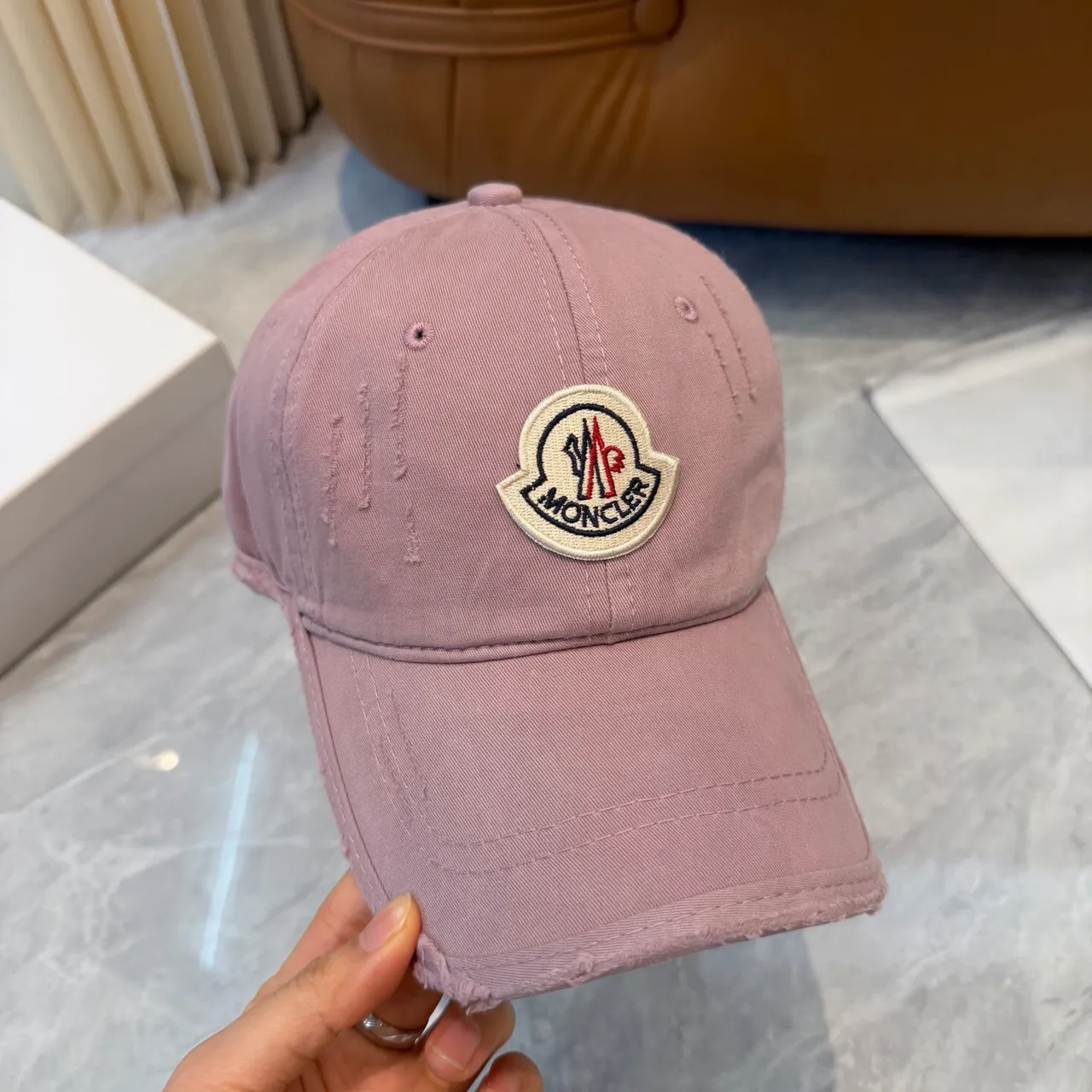Moncler 粉色白色磨损棉布刺绣标志补丁棒球帽 6