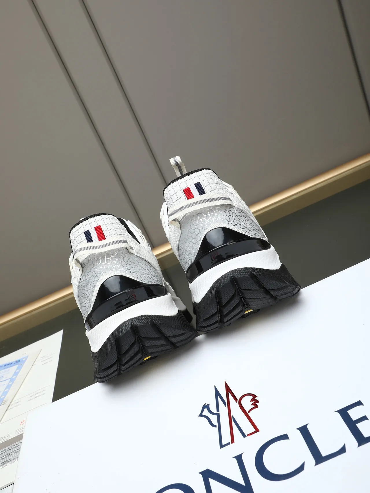 Moncler Blanc Noir Semelle Épaisse Maille Et Recouvrement Synthétique Construction Chaussures Lifestyle 4