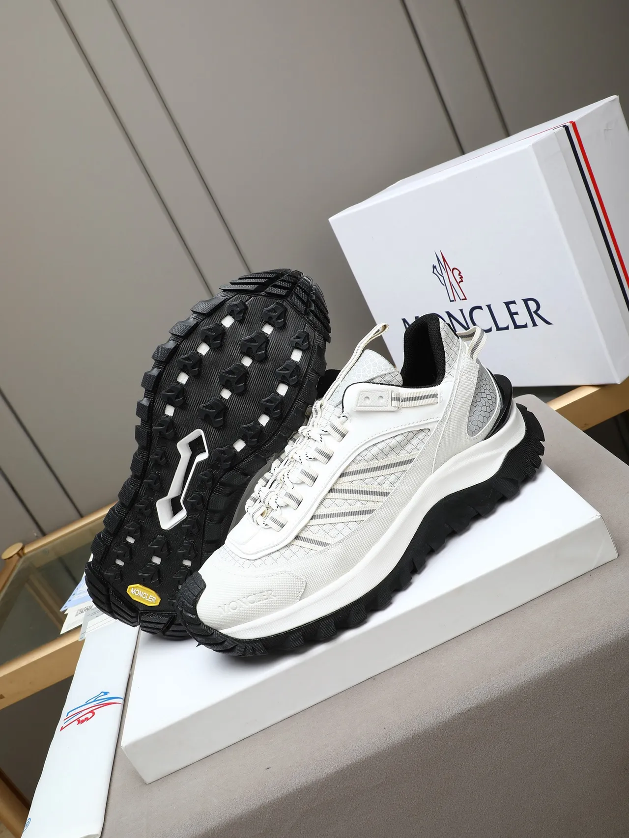 Moncler Blanc Noir Semelle Épaisse Maille Et Recouvrement Synthétique Construction Chaussures Lifestyle 5