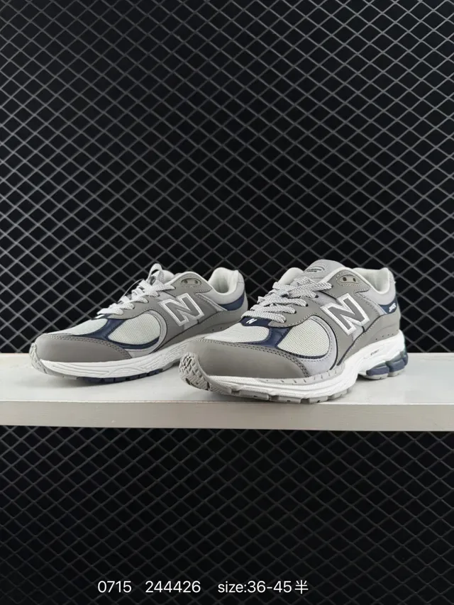 New Balance 2002R Gris et Bleu Marine Chaussures Lifestyle 2