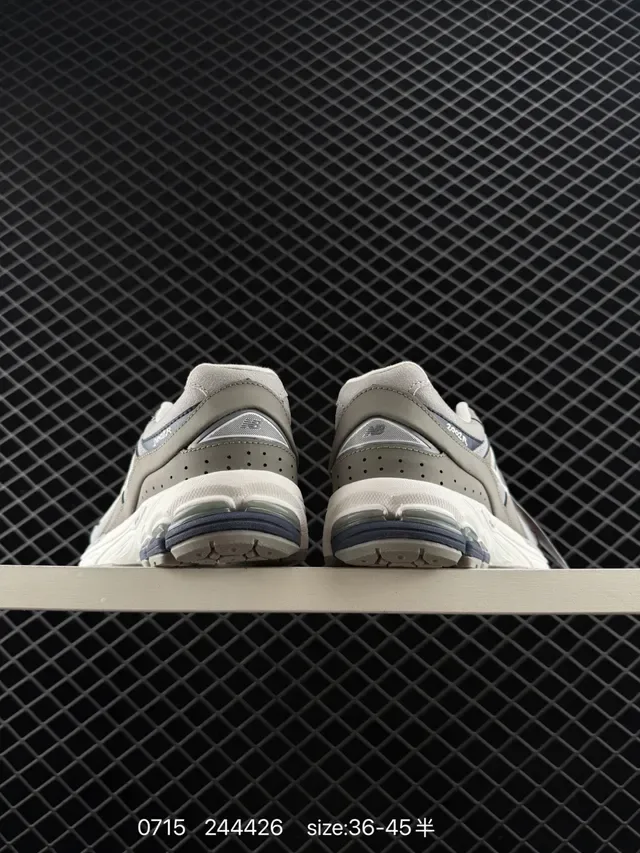 New Balance 2002R Gris et Bleu Marine Chaussures Lifestyle 3