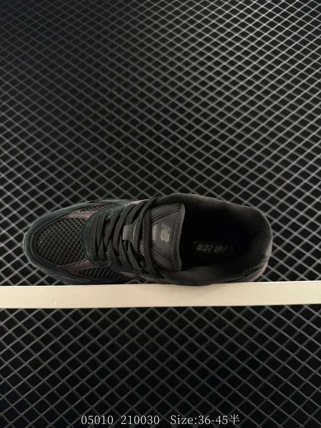New Balance 2010 baskets noires et bordeaux à semelle épaisse 4