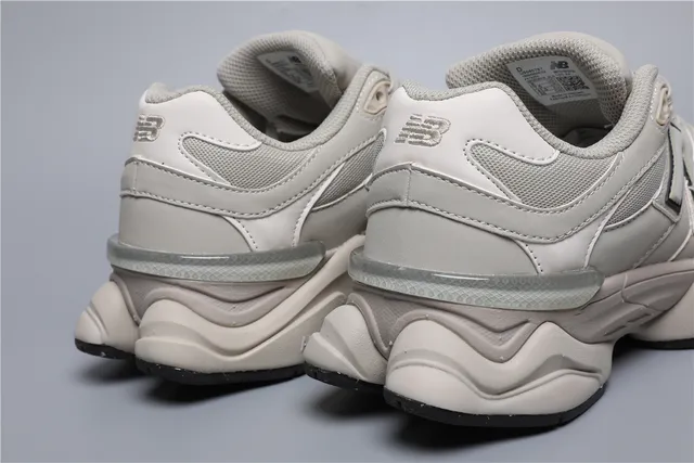 New Balance 9060 Beige et Noir Sneakers Chunky 2