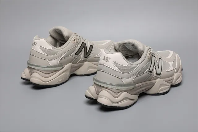 New Balance 9060 Beige et Noir Sneakers Chunky 3