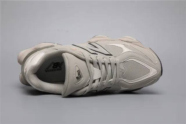 New Balance 9060 Beige et Noir Sneakers Chunky 7