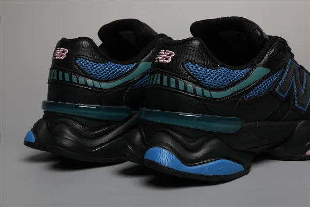 New Balance 9060 tênis chunky pretos azuis teal e rosa 2