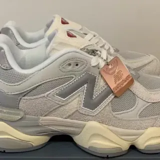 New Balance 9060 أحذية رياضية سميكة رمادية وكريمية